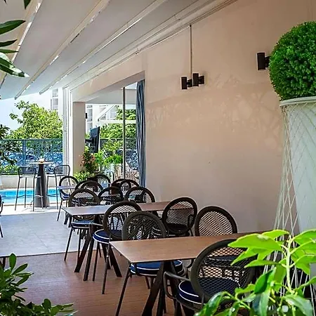 Flora Hotel